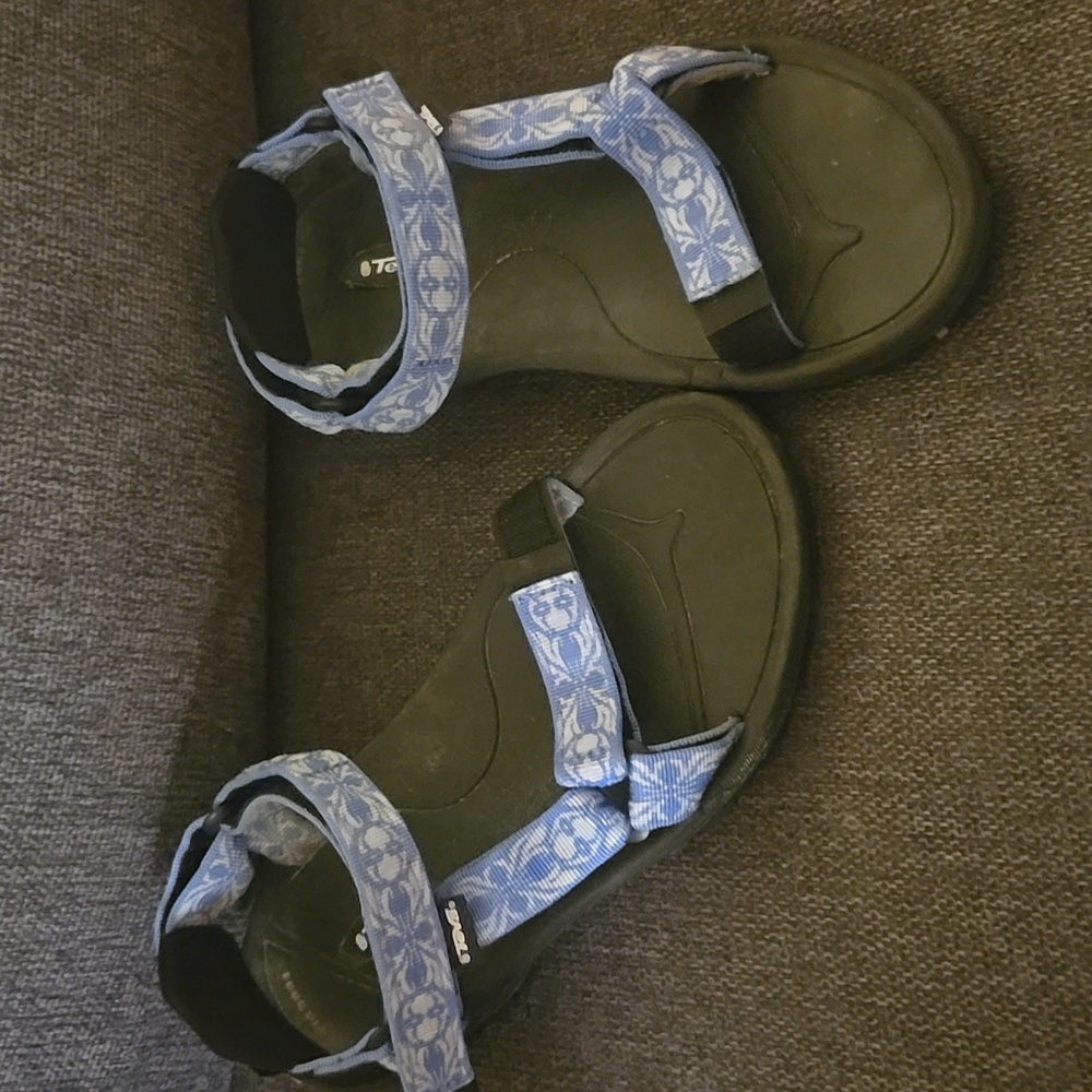 Teva Womens  SZ 8 Blue Patterned Sandals